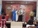ĐB xã tặng hoa.jpg - 