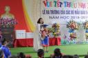 Tặng hoa hs 5 tuổi.jpg - 