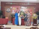 phụ huynh tặng hoa.jpg - 