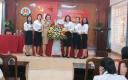 Phụ huynh tặng hoa.jpg - 
